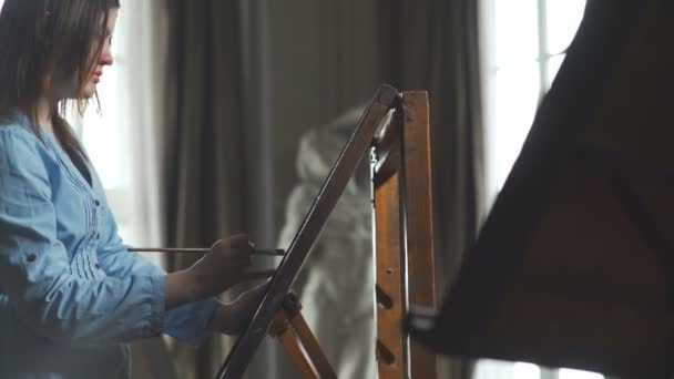 Процесс рисования картины: профессиональный художник черпает из природы — стоковое видео