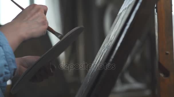 Lienzo para el dibujo se encuentra en el caballete, artista sostiene una paleta — Vídeo de stock