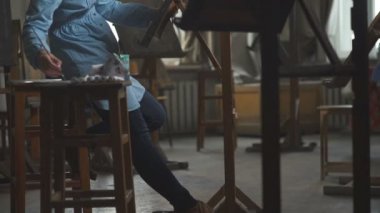 Kadın sanatçı boyalar inzivaya atmosferik ve hafif bir atölye