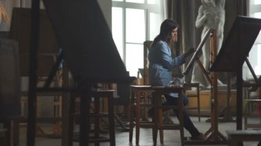 iç ilginç yaratıcı nesnelerle sanatçı workshop.