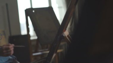 Kulaklıklar müzik dinlemek bir resim üzerine yağlıboya, sanatçı boyalar