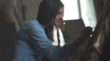 Genç sanatçı boyalar stüdyo, dinlediği müzik Mp-3 oyuncu için