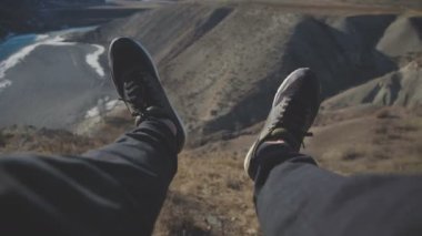 Turistik dağ cliff ve iki yıl boyunca parmak, Evet kenarında oturur