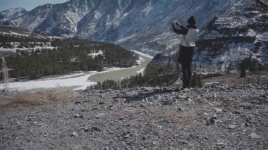 Dağın tepesinde duran ve vadi fotoğrafını kadın uzun yürüyüşe çıkan kimse