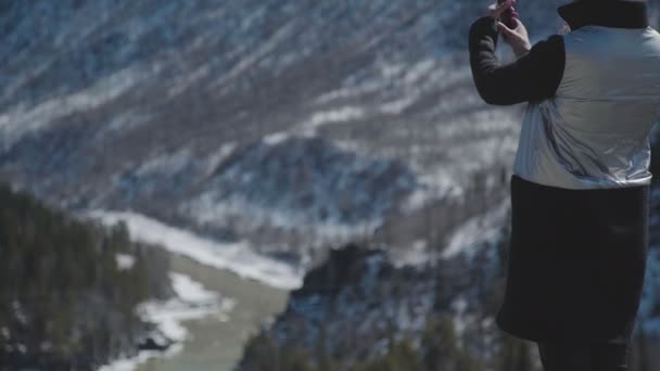 Женщина-туристка делает селфи на фоне гор . — стоковое видео