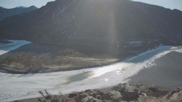Одинокий альпинист отдыхает на снежной горе высоко над облаками — стоковое видео