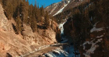 Pişmiş toprak dağlar arasındaki yılan gibi yol. Altay dağ