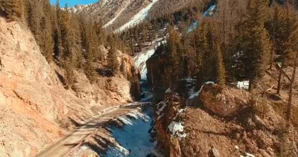 Weg in de bergen: serpentine uit een birds eye view. — Stockvideo