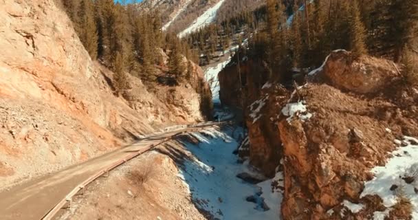 Dağların arasındaki yol. Issız dar yol ve kayalar. — Stok video