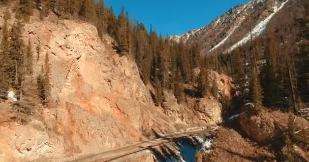 Serpentine road between the terracotta mountains. Siberia nature — Stock Video