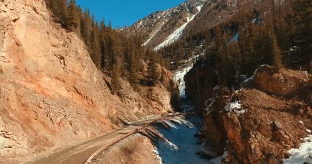 Verlaten smalle bergweg en een klif aan de rechterkant. Altaj, Siberië — Stockvideo