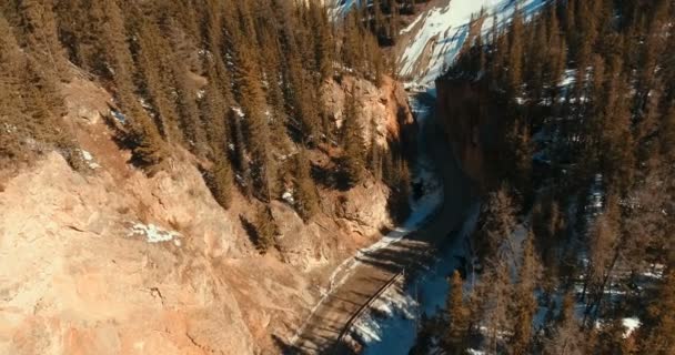 Route serpentine entre les montagnes de terre cuite. Vue aérienne de Altay — Video