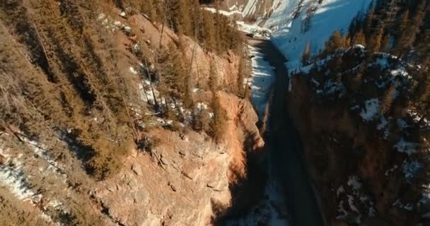두 클레이 바위, 알타이 (중국) 사이 계곡에 좁은 산도로 — 비디오