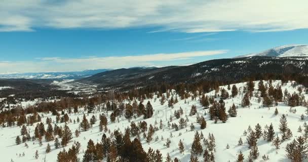 Błękitne niebo jasne i niskie chmury nad górskim Śnieżka — Wideo stockowe