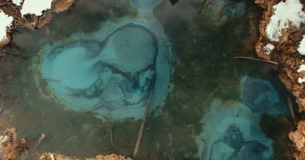 Λίμνη Geyser fancifully αλλάζει το μοτίβο στην επιφάνεια του νερού. — Αρχείο Βίντεο