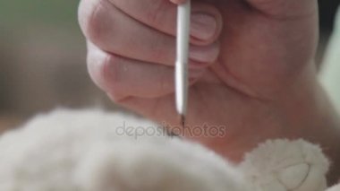 Oyuncak ayı. İnce fırça belgili tanımlık oyuncak ayrıntıları ile çizilir.