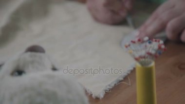 Bir peluş oyuncak oluşturma işlemi. El yapımı oyuncak ayı.