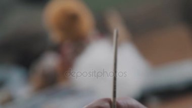 Eski moda tarzı bir oyuncak ayı için yürüyerek bölücüler çizer