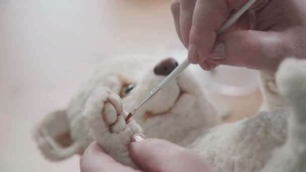 Detalhes do desenho de um brinquedo artesanal para um urso de pelúcia ser escova fina — Vídeo de Stock