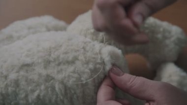 Kırık oyuncak vintage ayı yavrusu - eski bir oyuncak restorasyonu