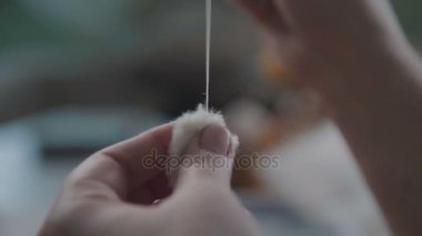 Bir peluş oyuncak ayrıntılarını dikiş. Peluş oyuncaklar tamiri: