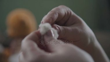 Peluş oyuncaklar tamiri: kadın el dikmek oyuncak ayı.