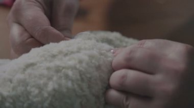 Eski bir oyuncak geri yükleme bir vintage ayı yavrusu - kırık bir oyuncağı.