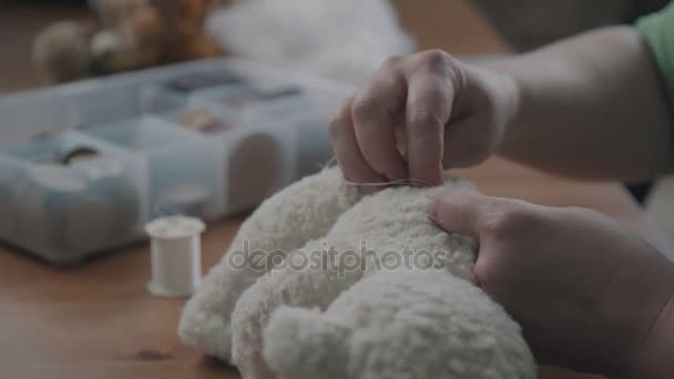 Le processus de couture des détails d'un jouet. Réparation d'ours en peluche — Video