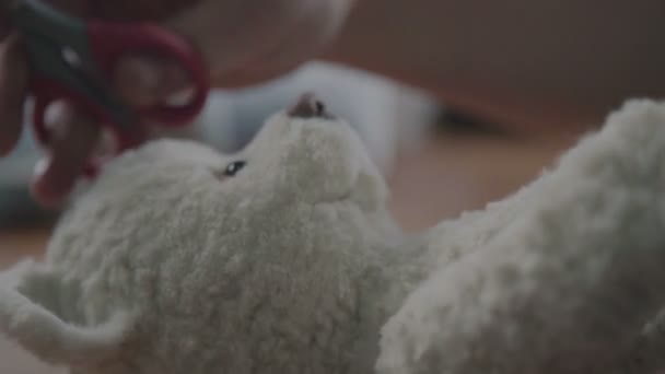 As mãos femininas cosem um urso de pelúcia em um estilo antiquado. Cabeça de costura — Vídeo de Stock