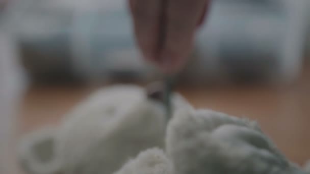 Ремонт плюшевих іграшок: жіночі руки шиють плюшевого ведмедя . — стокове відео