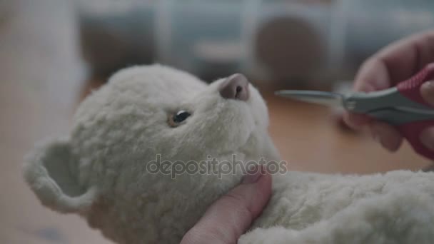 Female hands sew a teddy bear in an old-fashioned style. — Stock Video