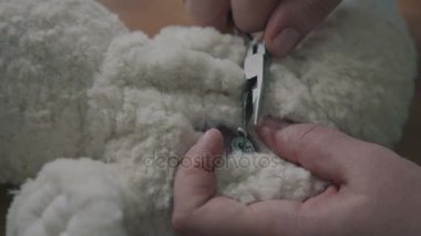 Yumuşak oyuncak dikmek: arka dikiş. El yapımı oyuncak ayı