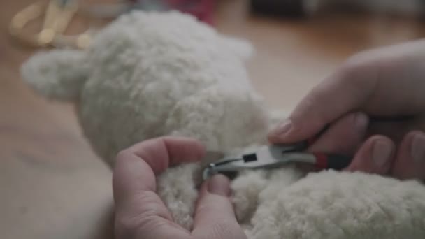 Processo de criação de um brinquedo artesanal macio. Urso de pelúcia bege — Vídeo de Stock