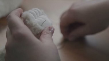 Yumuşak oyuncak dikiş: bir kadının yapması bir oyuncak ayı. El yapımı