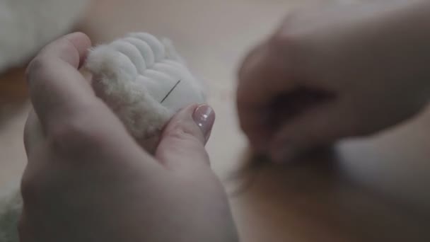 Coser un juguete suave: una mujer haciendo un osito de peluche. hecho a mano — Vídeos de Stock