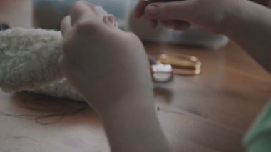 Yumuşak oyuncak dikiş: bir kadının yapması bir oyuncak ayı. El yapımı