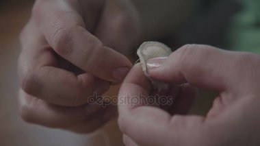 Birlikte bir yumuşak oyuncak parçaları dikiş işlemi.