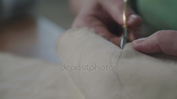 Proceso de corte de pieles para un juguete suave. Osito de peluche en el estilo vintage — Vídeo de stock