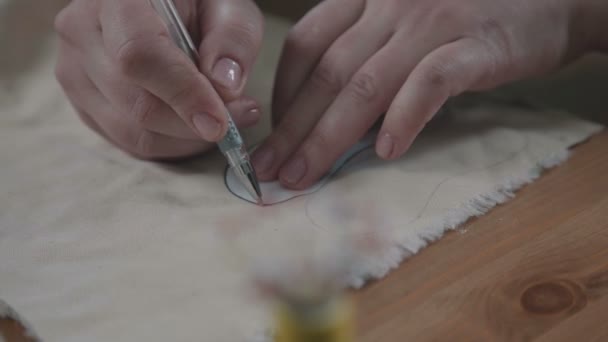 O processo de criação de um brinquedo de pelúcia. Um urso de pelúcia feito à mão . — Vídeo de Stock