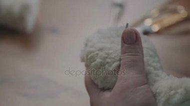 Birlikte bir yumuşak oyuncak parçaları dikiş işlemi.