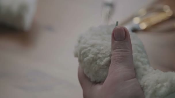 缝在一起的一个软的玩具零件的过程. — 图库视频影像