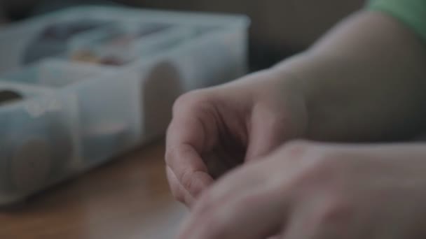 Motricité fine : les mains féminines cousent un petit détail .