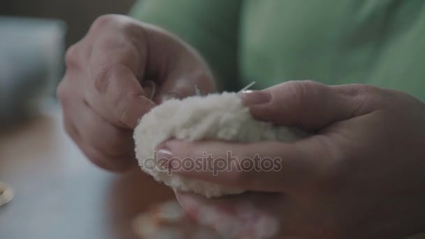 Naaien met een naald. Vrouwelijke handen Naai een klein detail. — Stockvideo