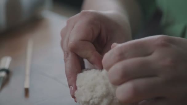 De handen van de naaister Houd de naald en het deel. — Stockvideo