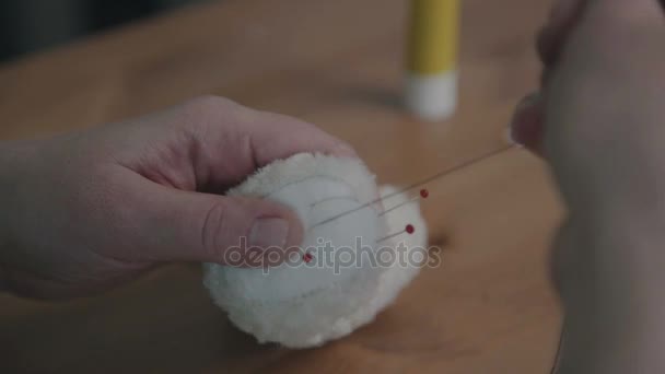 Naaien met een naald een klein detail. Naalden en veiligheidsspelden — Stockvideo