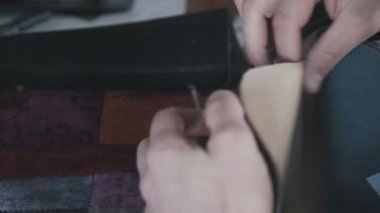 İç mimar stüdyosunda kumaş örnekleri kadın istemciye gösterir.