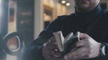 Yakın çekim: adam notlar üzerinde tabl yaslanmış bir kalem ile yapar