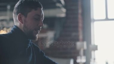 Erkek işadamı loft tarzı aydınlık ve modern bir ofiste çalışıyor