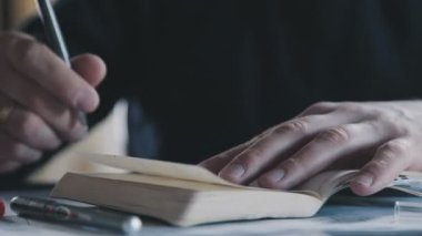 Düzenleyen: adam planör açar ve gün için zamanlama yapar.