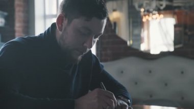 Bir dizüstü bilgisayarda yazmak. Erkek bir not defterini açın ve notlar.